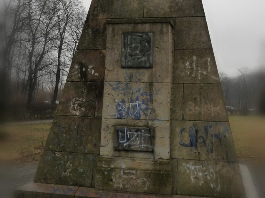 Verwittertes Natursteindenkmal reinigen
