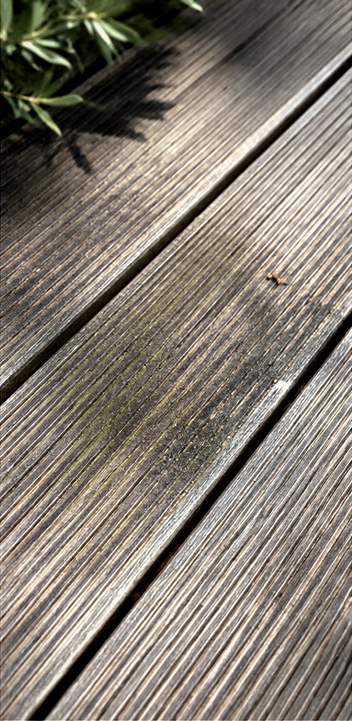 Verwitterte Holzterrasse vor der Holzreinigung